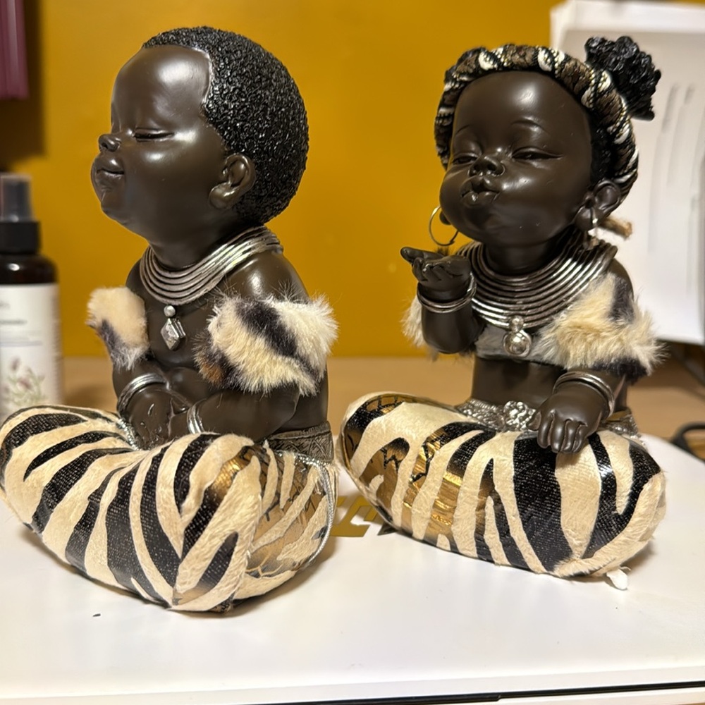 Decorative African-Inspired Figurines with Animal Print. - Picture 3 of 4